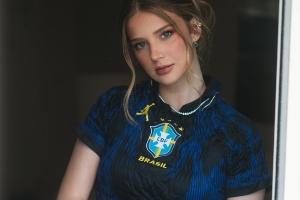 世界杯社交秀:马丁内利女友展现绝美气质,胡梅尔斯女友看台成焦点