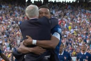 教练与弟子情谊深厚！姆巴佩进球后立刻奔向场边与教练德尚热烈拥抱