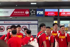 这过去的是谁啊，被一群人围着！一旁的中国男篮小伙都看傻了