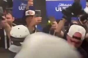 社恐犯了！唐斯：我们直播呢！OG：这玩意咋关啊？