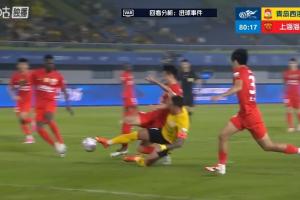 本场比赛第4次！VAR再次长时间介入，判定西海岸犯规进球无效