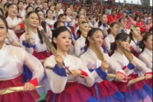 观球至饿！东北超延边啦啦队手持明太鱼舞动助威