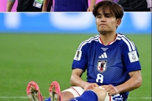 板仓滉就久保建英伤势发表评论：他表示久保今日状况更稳定，希望只是轻微受伤
