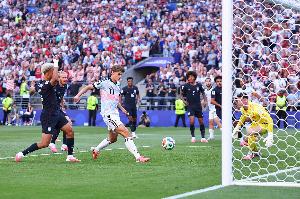 比利时1-0暂时领先美国!拉斯坎送出助攻,德凯特拉雷将球送入球门