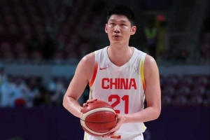 杨毅强调：落后15分末节应破釜沉舟，把握机会果断投篮，需连续得分三记三分