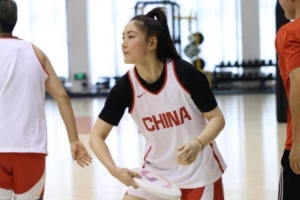 独特热身法！中国女篮以飞盘热身，全面锻炼预判、反应、专注与协作