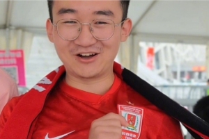 我们携手成为第12人，共为亚泰加油祝福！高考学子齐聚奥体场