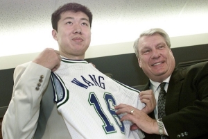5.5分2.0篮板！王治郅在独行侠创生涯新高，数据铸就NBA亚洲里程碑