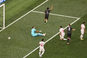 新西兰1-0伊朗领先！伊利亚·贾斯特抽射得分，伍德胸部传球助攻