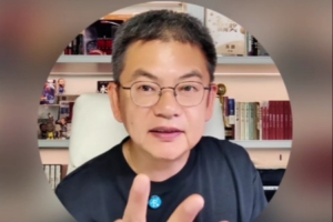 苏群指出：中国男篮训练成果不明显，内外线配合不畅，缺乏核心球员，战术缺乏特点