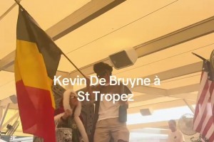 享受人生！德布劳内和德凯特拉雷在南法快乐度假中！