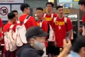 记者：中国男篮机场邂逅赵雅芝，粉丝团为之震惊