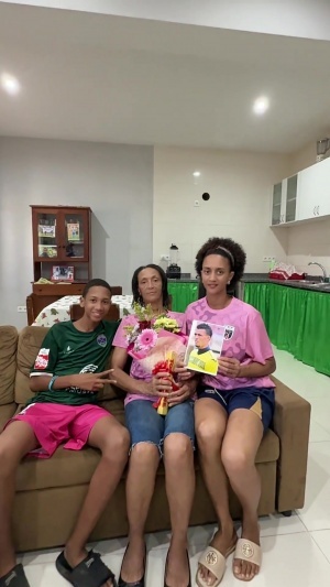 佛得角华人分享视频：助力沃齐尼亚母亲办理赴美手续，昨日前往机场送别