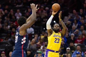 恩比德初入NBA时曾邀詹姆斯加盟76人,现老詹去向未明