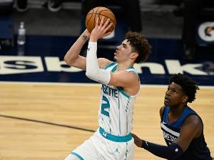著名记者：兰德尔与迪文可签下三球合同 贝兰热与香农为唯一年轻资产
