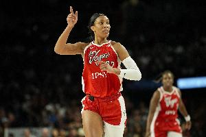 WNBA对决：拉斯维加斯王牌以26分13板力压华盛顿神秘人，阿贾·威尔逊对位优势明显
