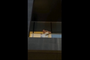 C罗阳台向球迷挥手,众多球迷欢呼