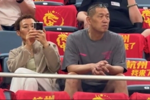 杨瀚森重返中国男篮赛场，父母亲临现场助威
