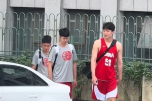网友捕捉到中国男篮今日训练瞬间 杨瀚森身穿51号球衣神采奕奕