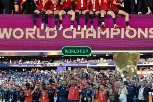 2023至2026年，西班牙成为首个男女足连续赢得世界杯冠军的国家