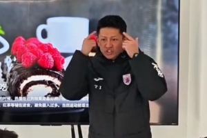 王楚认为,照搬欧洲青训模式不可取,需培育具备自主决策能力的球员