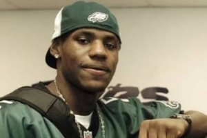 渊源深厚！NFL费城老鹰队官方推特分享詹姆斯早年穿老鹰队装备的照片