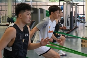 广东男篮今日结束假期投入夏训备战,徐杰、黄明依赴美特训