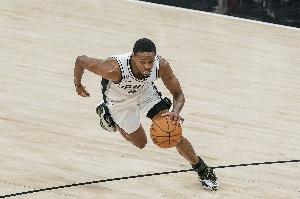 Amick:马刺境况复杂 福克斯仍处巅峰 不考虑担任替补