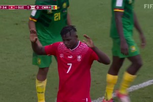 进球本该狂欢！2022年世界杯，恩博洛攻破出生国喀麦隆队拒绝庆祝