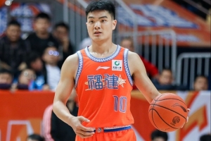 黎伊扬：加强身体素质 提升防守对抗力与体能储备 提高投篮技巧