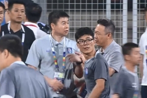 记者：于根伟因补时不足争吵被出示红牌，球员感到无奈甚至愤怒