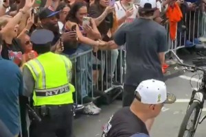 这也太搞了！科勒克在与球迷互动时，被安保误认为是捣乱球迷