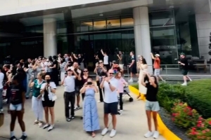 德国队抵达休斯顿，众多球迷热烈欢迎，世界杯首战迎战库拉索
