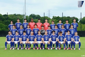 日本队今日训练结束拍全家福，南野拓实与久保建英同穿8号球衣入镜