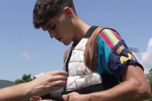 硬核！西班牙队训练时太热，穿F1同款装备降温