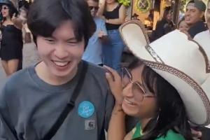 墨西哥女球迷热烈吻别韩国少年，观众群起哄叫