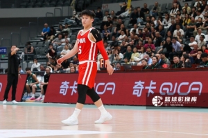 陈昱休铁匠背景，11次投篮仅命中2球，得分4分，三分线外6投全失