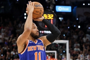 王仕鹏谈夺冠后布伦森表情淡然 展现大将风范 拿到奖杯方展露笑容