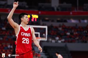 朱俊龙三分球4投3中，贡献9分5篮板1抢断