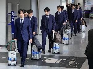 日本媒体:约700名日本球迷迎接,球迷齐声呼喊“大家辛苦”“感谢付出”