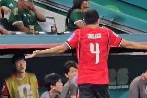 何意？金玟哉在65分钟时被替换下场，离场时对教练团队做出理论摊手动作
