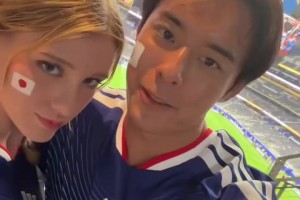日本小情侣球场放狠话：热评第一让干啥就干啥！只要日本队赢球