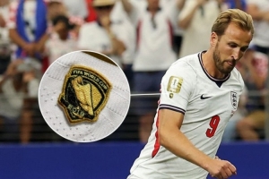 2018年世界杯金靴得主凯恩佩戴FIFA官方定制臂章