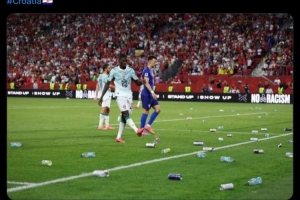 FIFA将对克罗地亚球迷投掷瓶子的行为进行调查,并可能对克罗地亚足协实施处罚