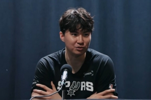 李贤重:我希望成为像克莱那样的球员,我的罚球节奏是模仿他的