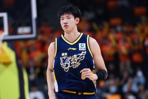 黄明依在洛杉矶特训，一分钟内三分球18投全中