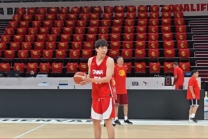大战前夕轻松一下!杨瀚森踩场训练三分球2投0中 徐昕旁侧幽默调侃