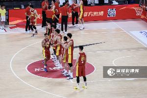王俊杰与杨瀚森表现不佳！中国男篮对阵日本惨遭19分大败，问题究竟在哪里？