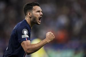 这合理吗？巴黎以8000万欧元签下克瓦拉茨赫利亚，米兰以7400万欧元签得边缘人拉莫斯