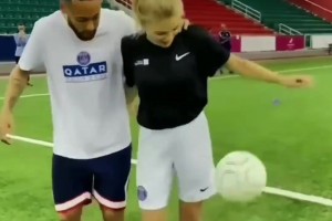 和内马尔一起交叉颠球！美女这球感也是赏心悦目啊~